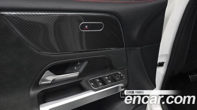 Mercedes-Benz GLB-Class 2022 — photo 32
