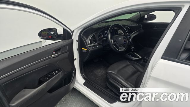 Hyundai AVANTE 2018 — photo 11