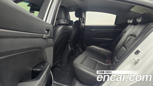 Hyundai AVANTE 2018 — photo 12