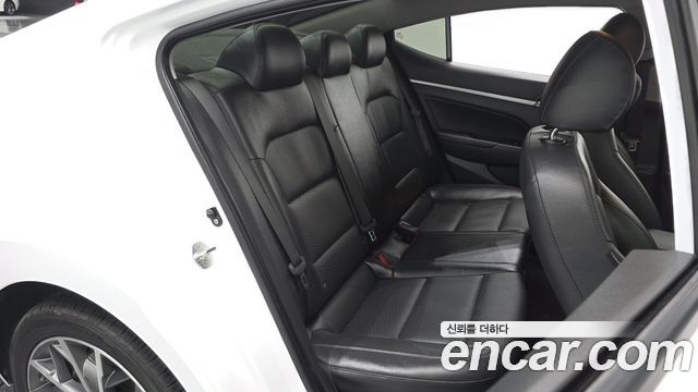 Hyundai AVANTE 2019 — photo 18
