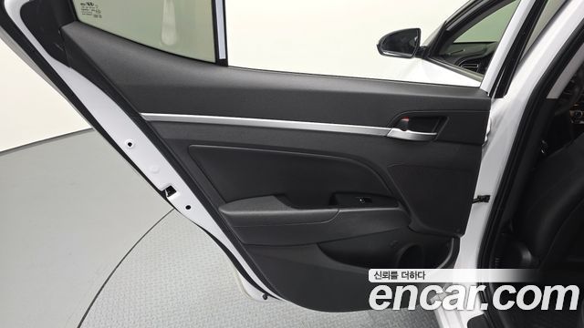 Hyundai AVANTE 2019 — photo 15