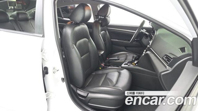 Hyundai AVANTE 2019 — photo 16