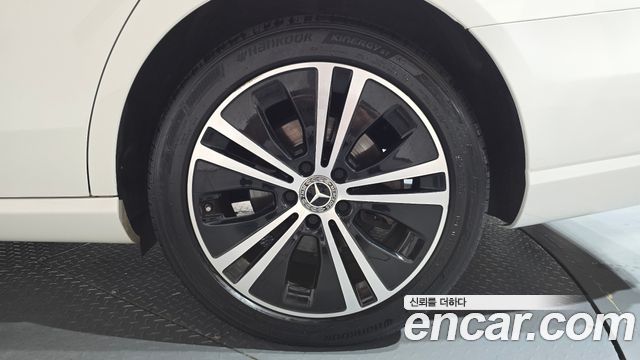 Mercedes-Benz E-Class 2021 — photo 7