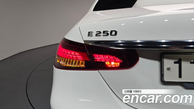 Mercedes-Benz E-Class 2021 — photo 9