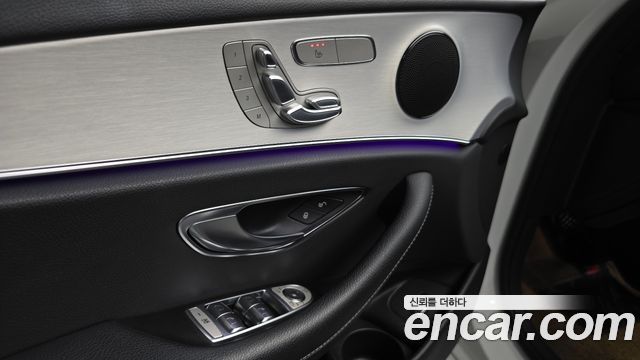 Mercedes-Benz E-Class 2021 — photo 33