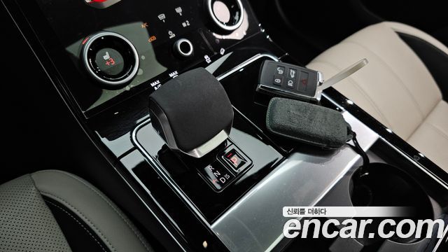 Land Rover Range Rover Velar 2023 — photo 9