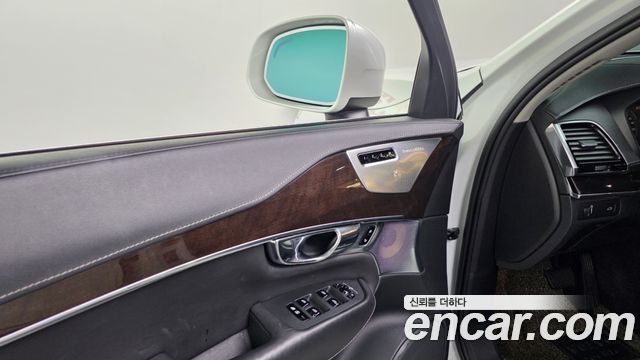 Volvo XC90 2017 — photo 35