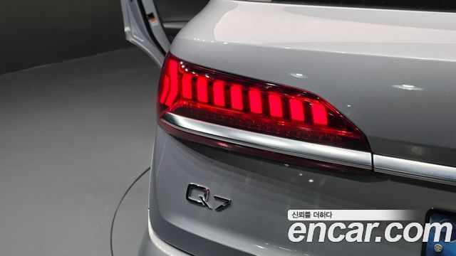Audi Q7 2021 — photo 9