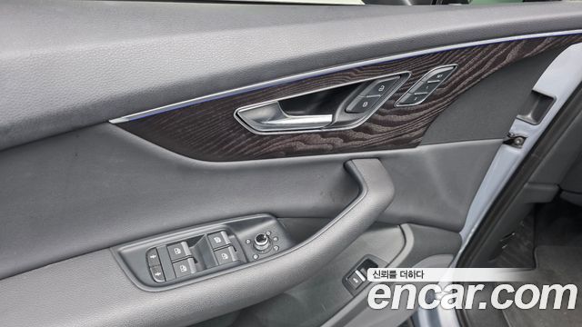 Audi Q7 2021 — photo 27