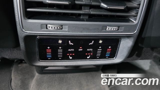 Audi Q7 2021 — photo 30
