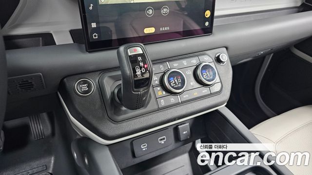 Land Rover Defender 2023 — photo 12