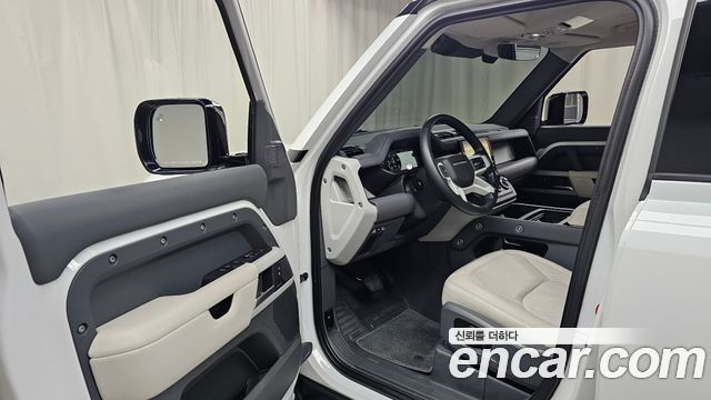 Land Rover Defender 2023 — photo 13