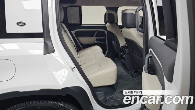 Land Rover Defender 2023 — photo 17