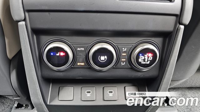 Land Rover Defender 2023 — photo 18