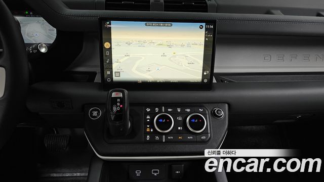 Land Rover Defender 2023 — photo 20