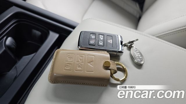 Land Rover Defender 2023 — photo 24