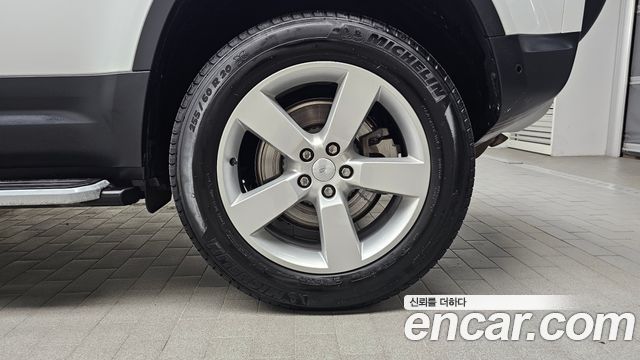 Land Rover Defender 2023 — photo 7