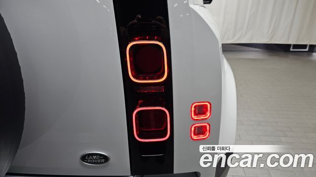 Land Rover Defender 2023 — photo 9