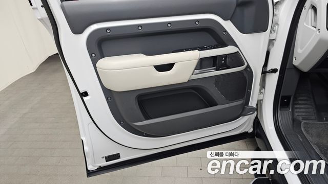 Land Rover Defender 2023 — photo 14