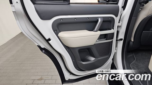 Land Rover Defender 2023 — photo 15