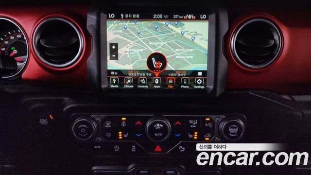 Jeep Wrangler 2021 — photo 17