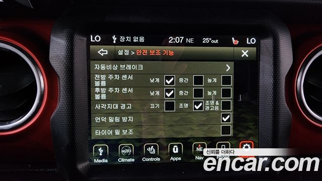Jeep Wrangler 2021 — photo 27