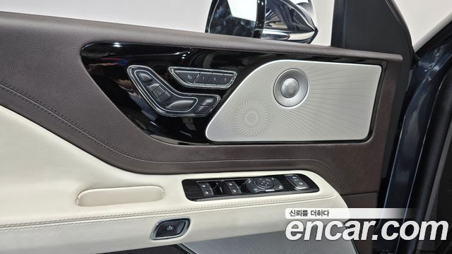 Lincoln Aviator 2022 — photo 31