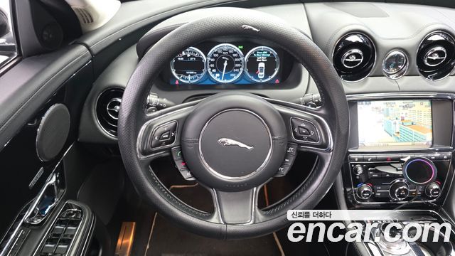 Jaguar XJ 2014 — photo 13