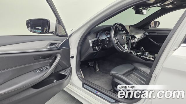 BMW 5-Series 2018 — photo 13