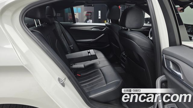 BMW 5-Series 2018 — photo 17