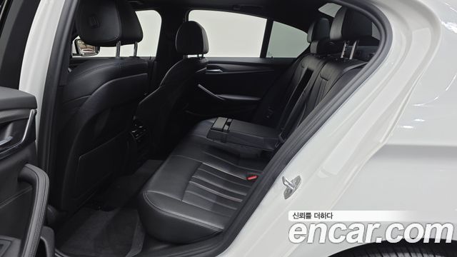 BMW 5-Series 2018 — photo 18