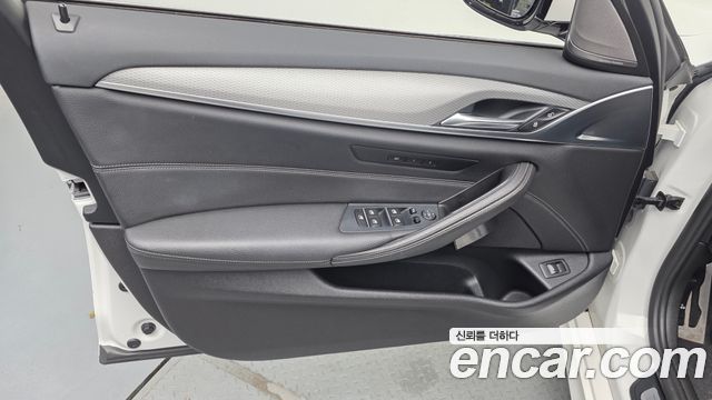 BMW 5-Series 2018 — photo 14