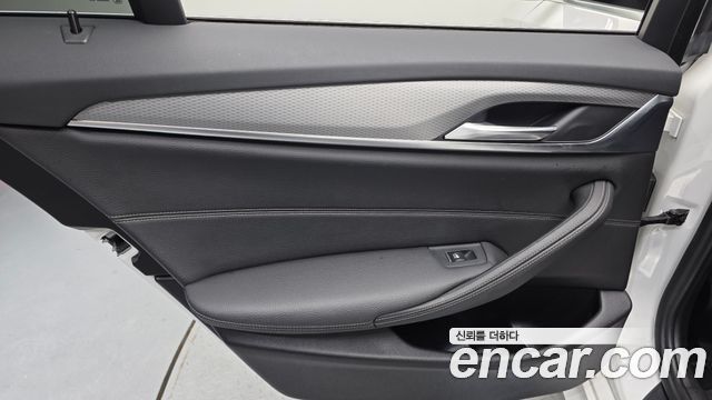 BMW 5-Series 2018 — photo 15