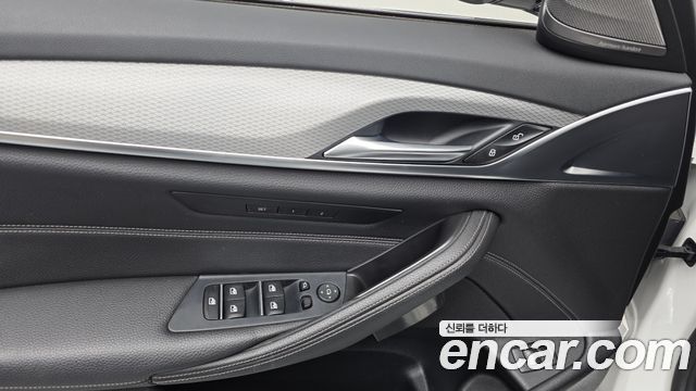 BMW 5-Series 2018 — photo 28