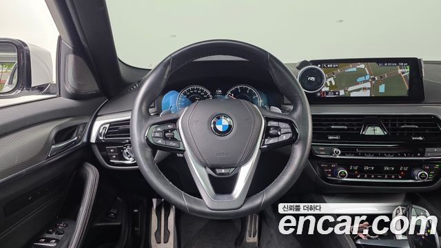 BMW 5-Series 2018 — photo 30