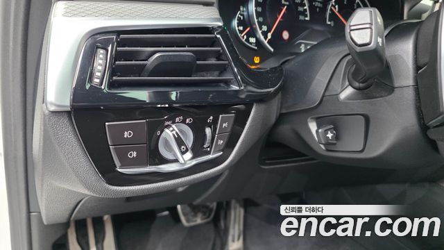 BMW 5-Series 2018 — photo 32