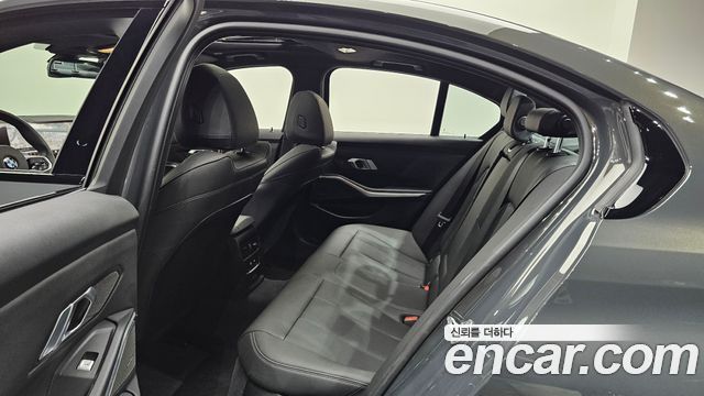BMW 3-Series 2025 — photo 18