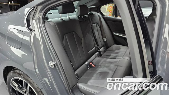 BMW 3-Series 2025 — photo 16