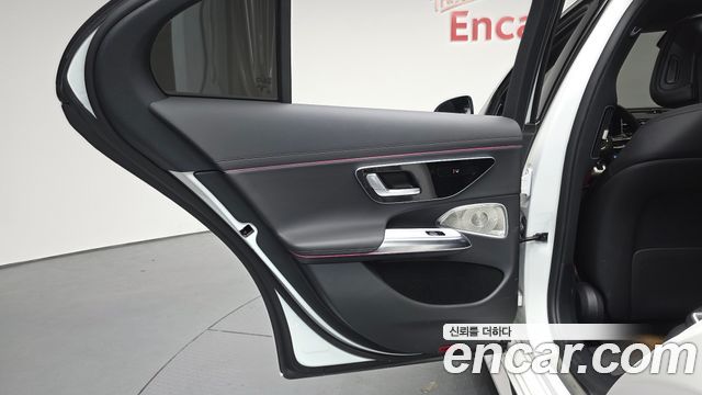 Mercedes-Benz E-Class 2025 — photo 15