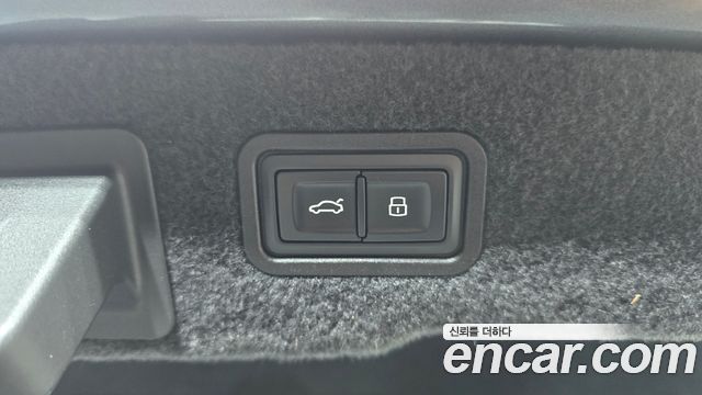 Audi A8 2020 — photo 25