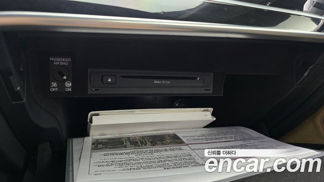 Audi A8 2020 — photo 36