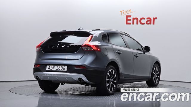 Volvo V40 2019 — photo 2