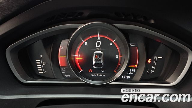 Volvo V40 2019 — photo 11