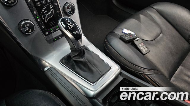 Volvo V40 2019 — photo 12