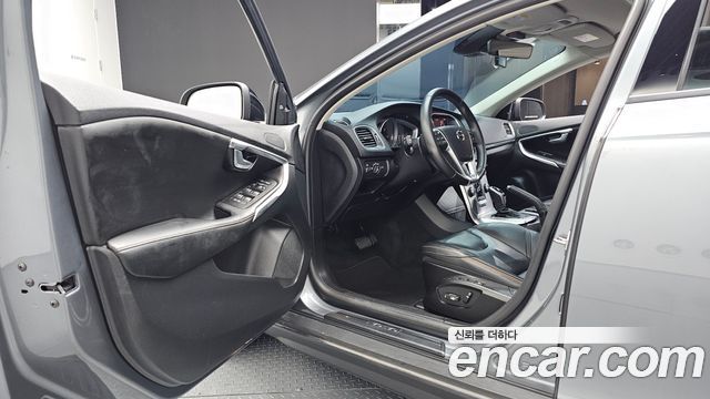 Volvo V40 2019 — photo 13
