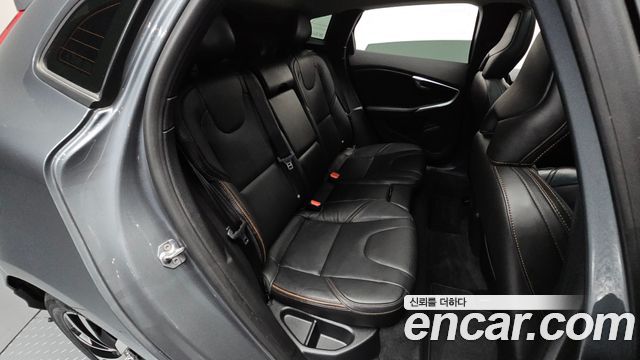 Volvo V40 2019 — photo 17