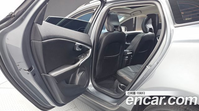Volvo V40 2019 — photo 18