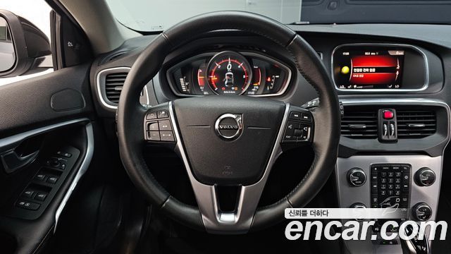 Volvo V40 2019 — photo 19