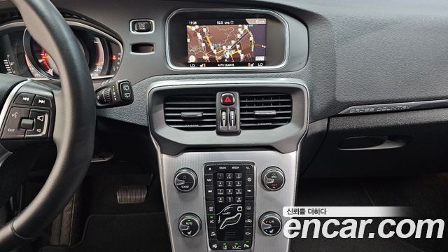 Volvo V40 2019 — photo 20