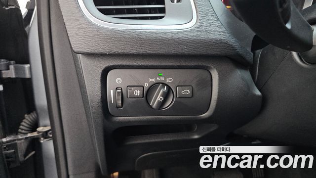 Volvo V40 2019 — photo 23